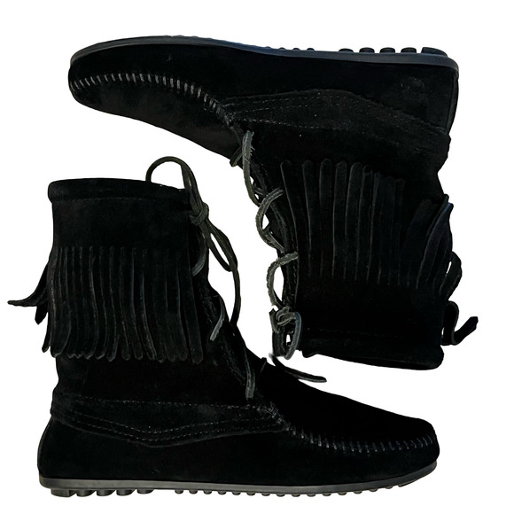 Minnetonka Boots Womens Size 6 Black Suede Fringe Lace Up Moccasin Hardsole 429 - Picture 2 of 7